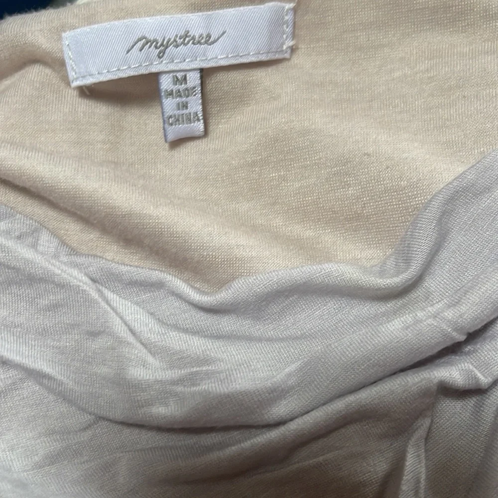 NWOT Mystree gathered tank. Size M - Picture 4 of 4